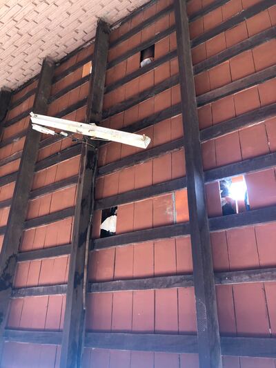 El techo de la escuela General Díaz, de Concepción, tiene agujeros y tejas sueltas, lo cual es un peligro.