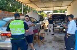 El taller mecánico allanado en la tarde de hoy en Ñemby, perteneciente a Ramón Nahuel Maldonado, en busca de autopartes de una camioneta robada.