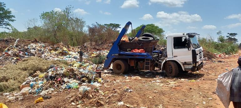 Momento en que un camión de la empresa recolectora de basura se dispone a depositar los residuos en el vertedero inhabilitado por el Mades.