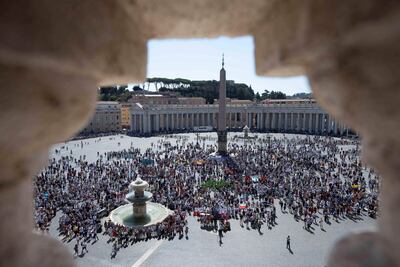 Fieles en la plaza de San Pedro en el Vaticano, durante el rezo dominical del Angelus.