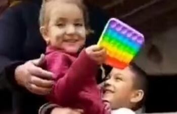 El pequeño héroe Ángel Daniel Amarilla, de 5 años levanta en brazos a su hermana Mia Aracely, a quien salvó del incendio sacándola por la ventana.