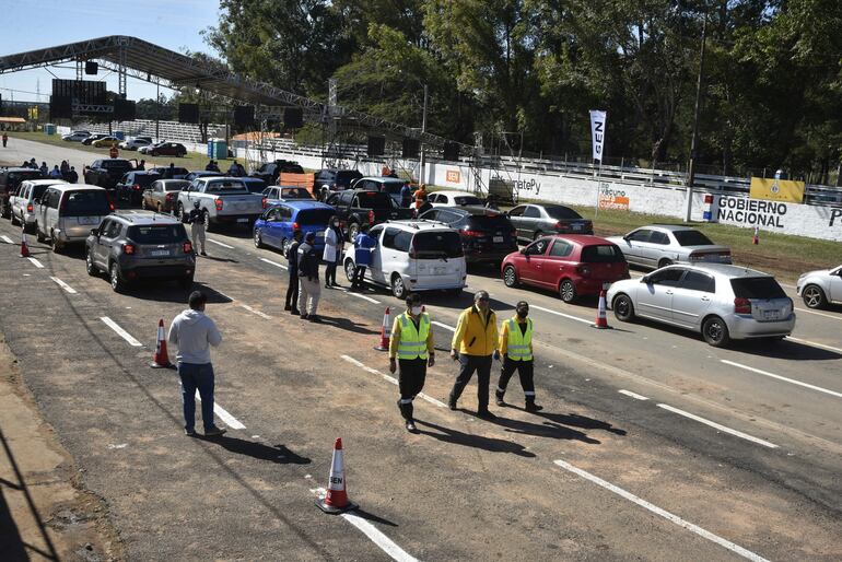 El megavacunatorio Rubén Dumot ex-Aratirí es este fin de semana el único puesto de vacunación disponible para aplicación de primera dosis.