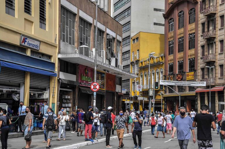 Sao Paulo y Río reabren centros comerciales en plena aceleración de la pandemia.