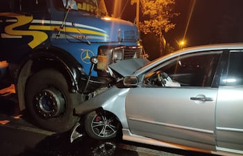 El vehículo quedó incrustado debajo del camión, que había aminorado la marcha porque en el sitio hay un lomo de burro.