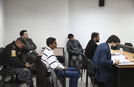 Norberto Solís, alias Kurepa (de abrigo blanco), y Lino Amarilla, alias Lino'i (der.), escuchan atentos la sentencia.