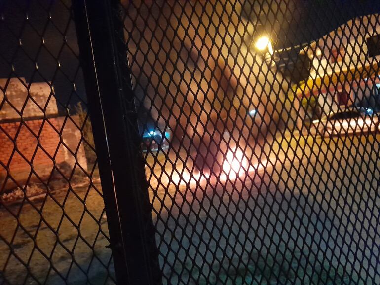 Los vándalos quemaron cubiertas y explotaron petardos.