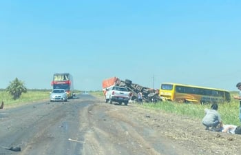 Bus que transportaba paraguayos protagoniza grave accidente en Clorinda