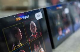 El nuevo álbum de ABBA "Voyage" ya se ofrecía desde ayer, en formato físico, en tiendas de la Estocolmo, Suecia. El disco contiene diez temas inéditos del célebre cuarteto pop.