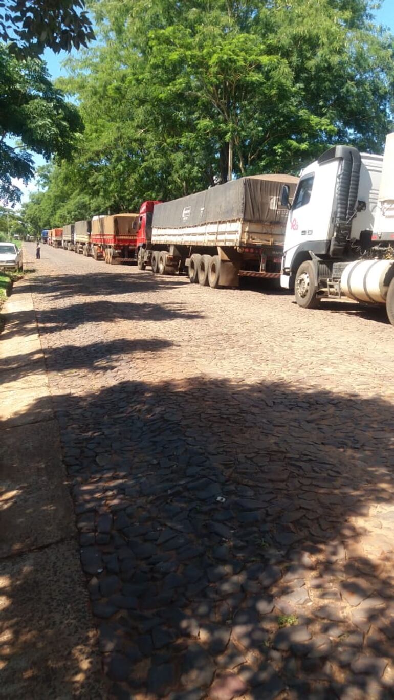 La fila de camiones en Salto del Guairá llega hasta la zona urbana, foto gentileza de Capeco, tomada hoy.