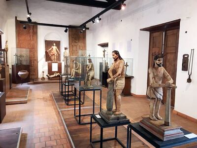 Obras de arte sacro y otros elementos  forman parte de una de las salas del Museo Sinforiano Bogarín, que reabre sus puertas.