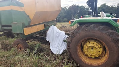 Hombre fallece en un supuesto accidente mientras trabajaba en un tractor.