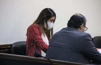 La Dra., Laura Sena junto al abogado Ricardo Preda, en su primera audiencia preliminar que fue ante la jueza Lici Sánchez.