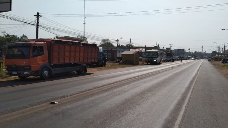 Camiones listos para transportar a campesinos