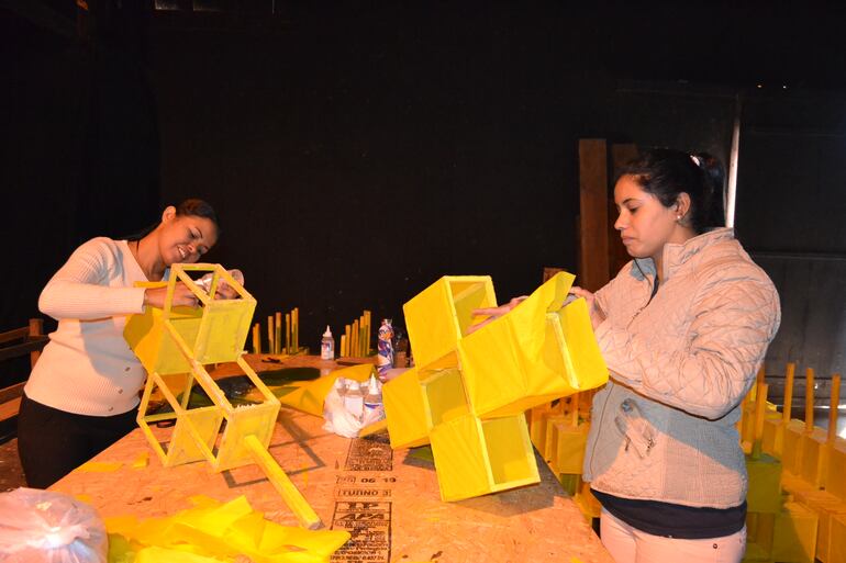 Las antorchas se preparan en el teatro el Molino de San Ignacio, Misiones.