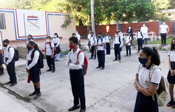 Colegio Ángel Muzzolón, de Fuerte Olimpo, el primer día de clases presenciales el 2 de marzo, luego de un año de encierro. El ministro Brunetti dijo que quiere un “ejército” de alumnos educadores.