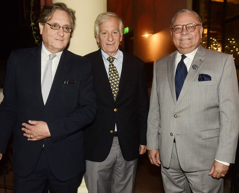 El embajador del Ecuador, Santiago Apunte Franco; Francisco Benavente, y el embajador de República Dominicana, Manuel Polanco.