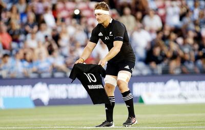 Sam Cane, de los All Blacks, rinde homenaje a Maradona antes del partido frente a Argentina. EFE