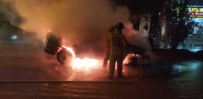 La camioneta al momento de incendiarse por un problema eléctrico.