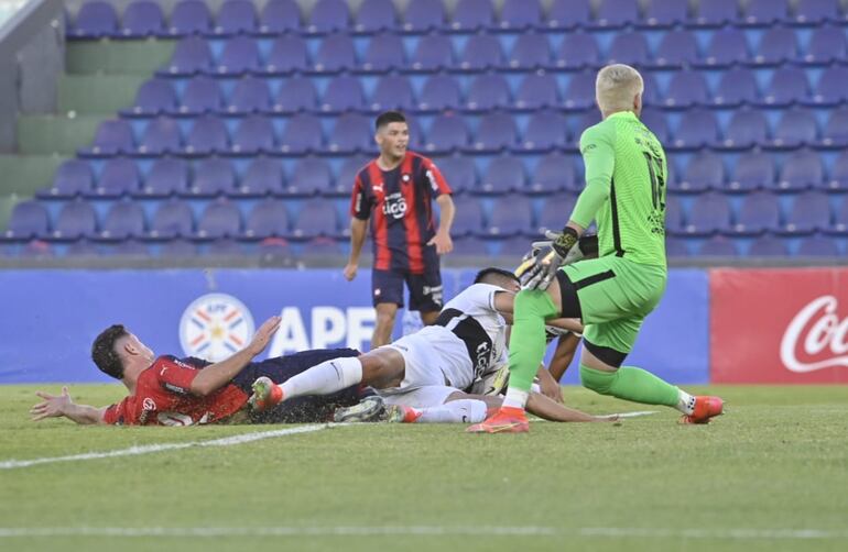 El Ciclón logró vencer a su tradicional rival desde los 12 pasos por el partido de cupo a la Libertadores Sub 20.