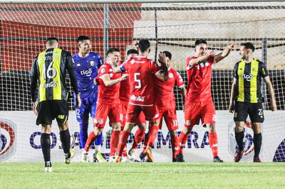 Guaraní visita a General Caballero JLM en el estadio Ka'arendy.