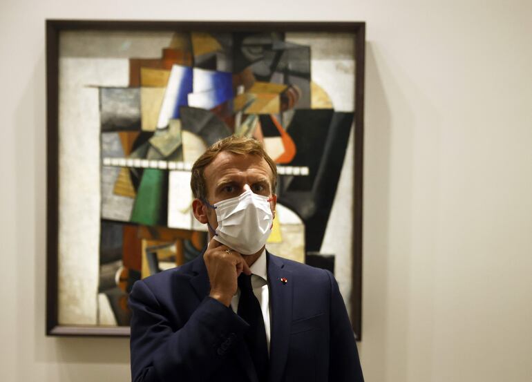 Paris (France), 21/09/2021.- French President Emmanuel Macron visits the exhibition 'The Morozov Collection, Icons of Modern Art' at Fondation Louis Vuitton in Paris, France, 21 September 2021. (Francia) EFE/EPA/YOAN VALAT / POOL