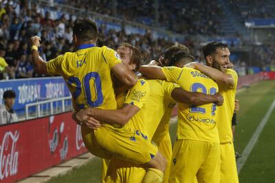 Los jugadores del Cádiz celebran el gol de Anthony Rubén Lozano, primero del equipo andaluz ante el Alavés, durante el partido de Liga en Primera División que Deportivo Alavés y Cádiz CF disputan este domingo en el estadio de Mendizorroza, en Vitoria.