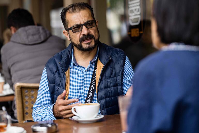 Sayed Sadaat, exministro de Comunicación de Afganistán, brinda una entrevista a la AFP, en Alemania. 