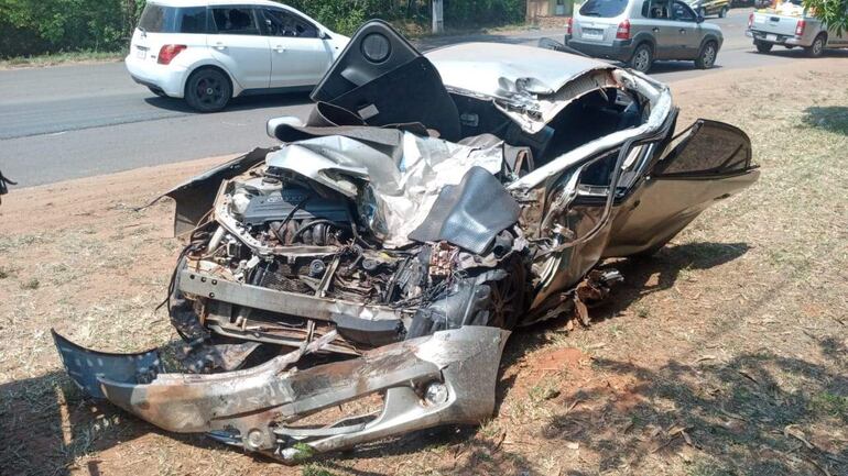 El automóvil en el que viajaba el docente. El accidente ocurrió sobre ruta PY01 Mariscal Francisco Solano López