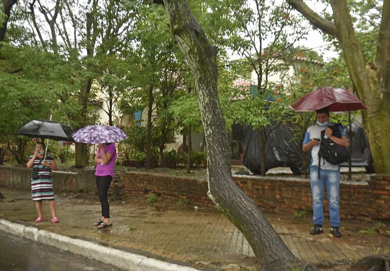 En días de lluvia, los pasajeros sufren la falta de paradas con refugio.