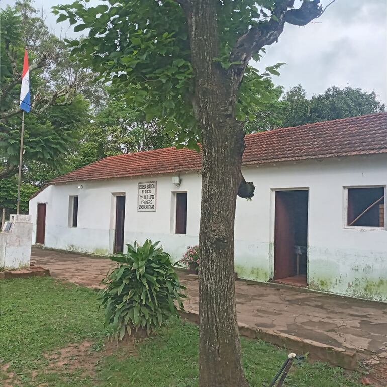 Vista de la escuela básica 2033 “Tte. Julio López”, de Ypa yere, que está siendo remosada y ampliada en el marco de un proyecto de mejora del local escolar.