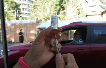 Una enfermera prepara una dosis de la vacuna AstraZeneca para aplicarla a personas de 75 años o más en la sede de la Facultad de Derecho, uno de los locales habilitados desde hoy para la vacunación masiva de acuerdo al número de cédula.