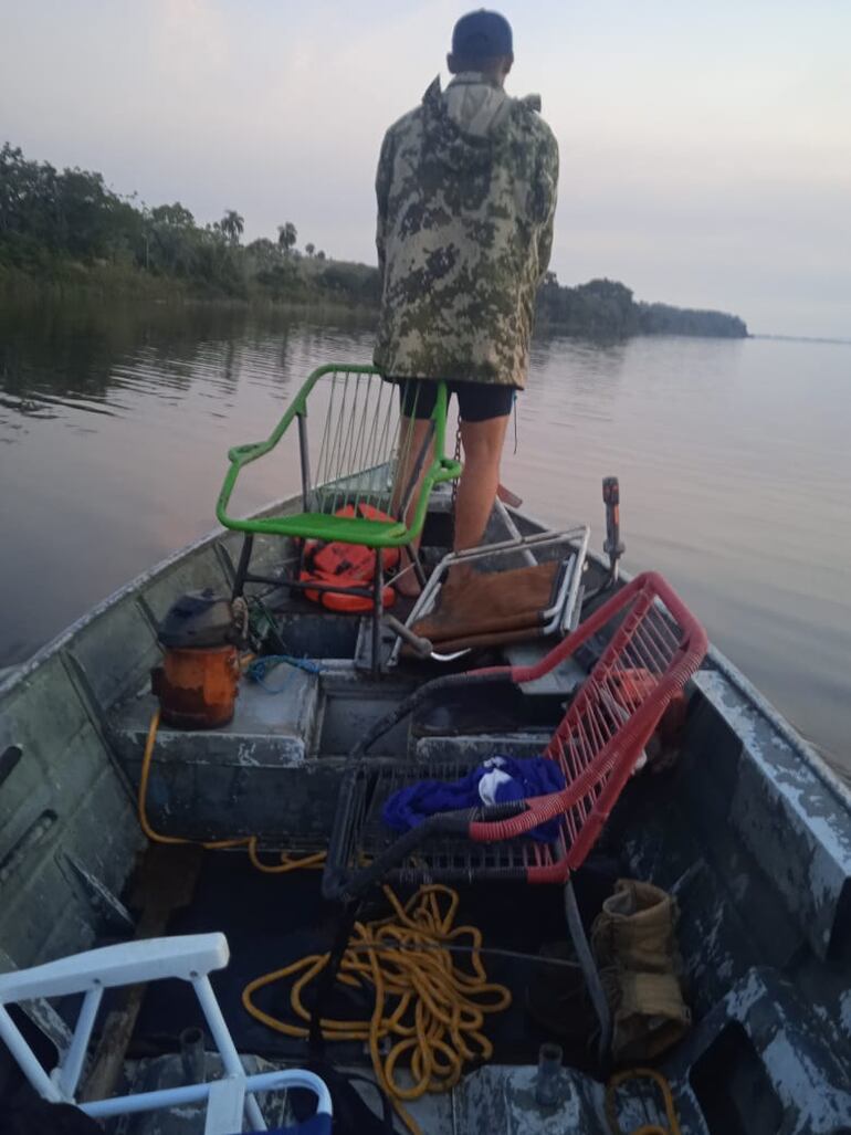 Personal de la Naval busca a un hombre desaparecido luego de que zozobrara su embarcación en el Lago Ypoá.