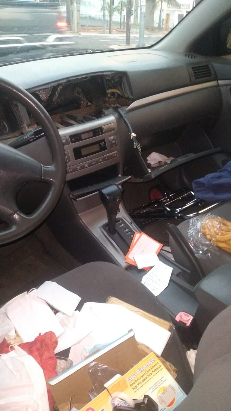 De esta forma quedó el tablero del vehículo de donde fue arrancado el aparato.