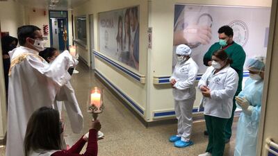 El sacerdote Fulgencio Ferreira encabezó el acto religioso en el predio del IPS de Ciudad del Este.