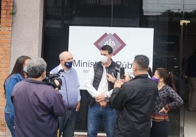 Eutilio Riveros, candidato a intendente por la Alianza todo por Guazú Cuá y el diputado Carlos Silva frente al Ministerio Público en Pilar.