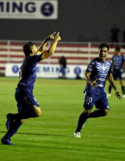 El interminable Carlos Duarte festeja tras anotar el gol y se acerca a compartir Pablo Ayala.
