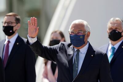 El primer ministro portugués Antonio Costa saluda durante la foto de familia al final de la reunión informal durante el segundo día de la Cumbre Social de la UE en el Palacio de Cristal en Oporto, Portugal, 08 de mayo 2021. Los líderes de la Unión Europea se reunieron para una cumbre en Portugal, enviando una señal de que ven que la amenaza del COVID-19 en su continente está menguando en medio de un lanzamiento acelerado de la vacuna.