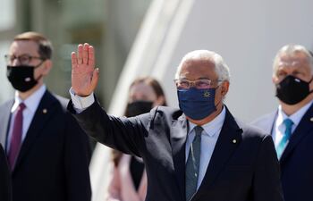 El primer ministro portugués Antonio Costa saluda durante la foto de familia al final de la reunión informal durante el segundo día de la Cumbre Social de la UE en el Palacio de Cristal en Oporto, Portugal, 08 de mayo 2021. Los líderes de la Unión Europea se reunieron para una cumbre en Portugal, enviando una señal de que ven que la amenaza del COVID-19 en su continente está menguando en medio de un lanzamiento acelerado de la vacuna.