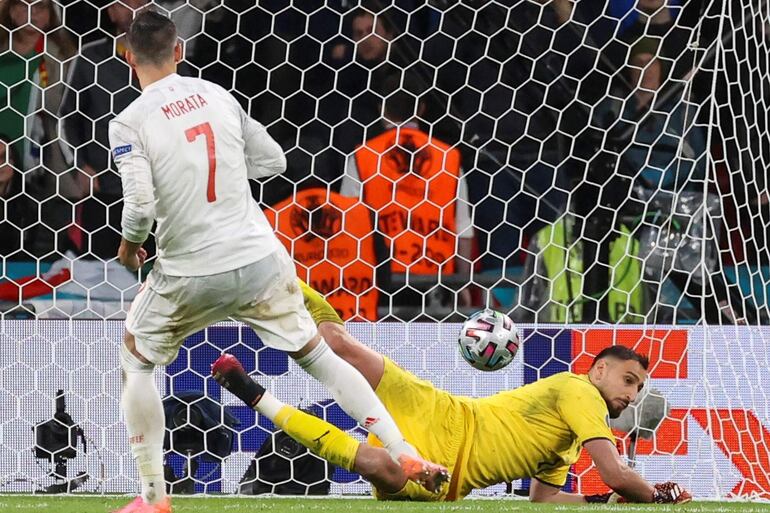 El delantero de la selección española Álvaro Morata (i) falla el penalt ante el portero italiano Gianluigi Donnarumma (d) durante la tanda de penales en el partido de semifinales de la Eurocopa 2020 entre España e Italia disputado este martes en el estadio de Wembley, en Londres.