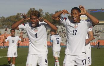 Justin Che (d) de Estados Unidos celebra su gol con Joshua Wynder, en un partido de los octavos de final de la Copa Mundial de Fútbol sub-20 entre Estados Unidos y Nueva Zelanda en el estadio Malvinas Argentinas en Mendoza (Argentina). EFE/ Marcelo Ruiz