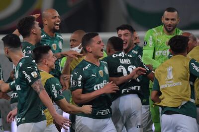 Jugadores de Palmeiras celebran hoy, al final de un partido de los cuartos de final de la Copa Libertadores entre Palmeiras y Sao Paulo FC en el estadio Allianz Parque en Sao Paulo (Brasil).