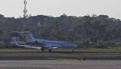 El avión de Marc Anthony Nadia Ferreira se posa en suelo paraguayo.