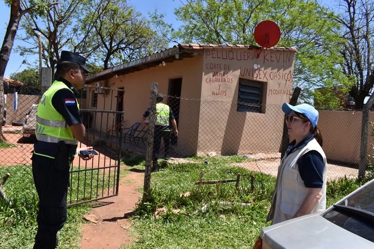Policías de San Antonio tuvieron que intervenir en algunas casas para que se pueda realizar el censo correspondiente.