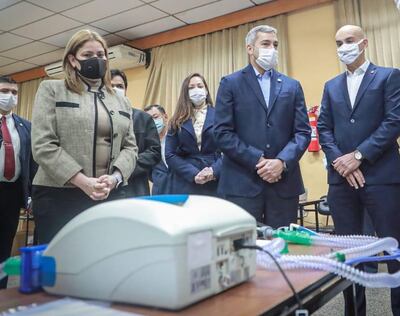 Mario Abdo Benítez y Julio Mazzoleni frente a un respirador.