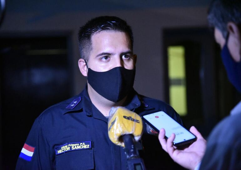 Oficial primero Héctor Sánchez, de la comisaría 53a Central .