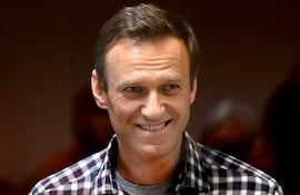 En esta foto de archivo tomada el 20 de febrero de 2021, el líder de la oposición rusa Alexei Navalny se encuentra dentro de una celda de vidrio durante una audiencia judicial en el tribunal de distrito de Babushkinsky en Moscú.