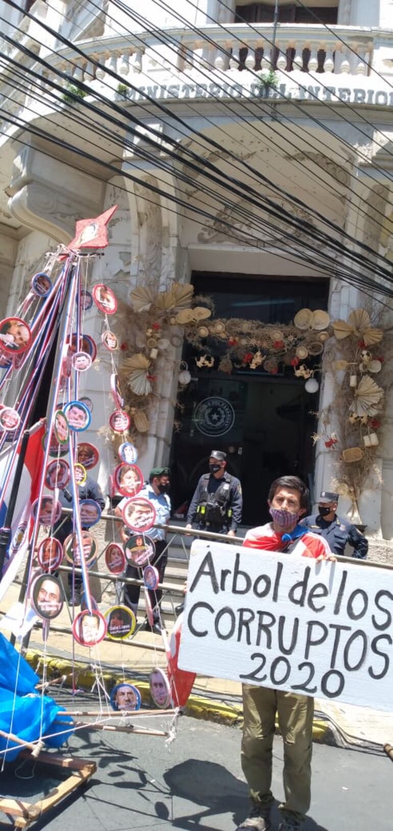 Euclides Acevedo esta también en el árbol, es cómplice de los robos en la pandemia. Euclides, Julio Mazzoleni, Joaquín Roa y Mario Abdo, también  estan entre los escrachados.