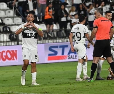 Richard Ortiz (i), jugador de Olimpia, celebra el tanto que convirtió contra Sportivo Trinidense por la decimoquinta jornada del torneo Apertura 2023 del fútbol paraguayo en el estadio Manuel Ferreira, en Asunción.