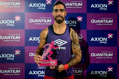 Gabriel Ávalos con el trofeo que lo acredita como la figura del partido que Argentinos Juniors ganó por la Copa Argentina.