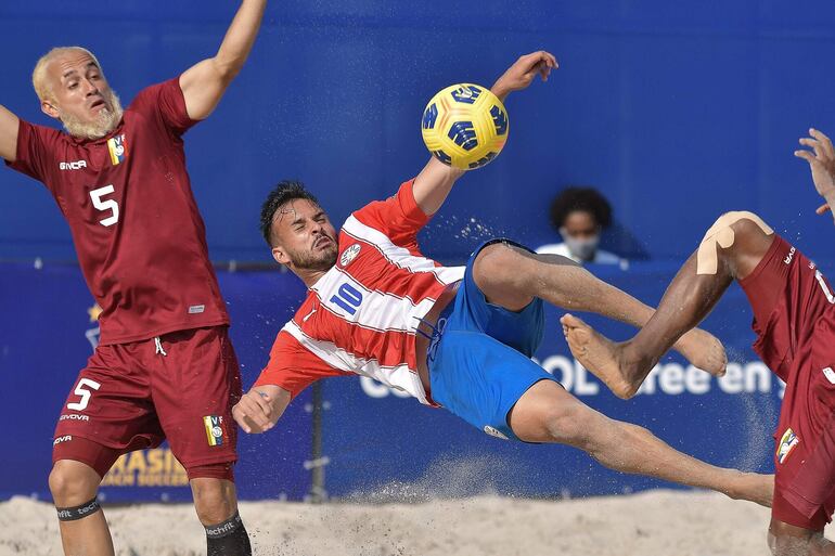 El goleador Carlos Valentín Benítez ejecuta una chilena. Fotos: Conmebol